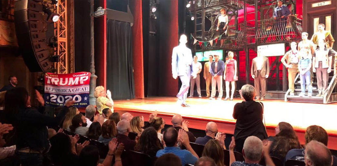 بعدما شتم ترمب في حفل جوائز “توني” – مؤيّدٌ للرئيس يقاطع عرضاً موسيقياً من إخراج دي نيرو بلافتة “حافظوا على عظمة أميركا”!