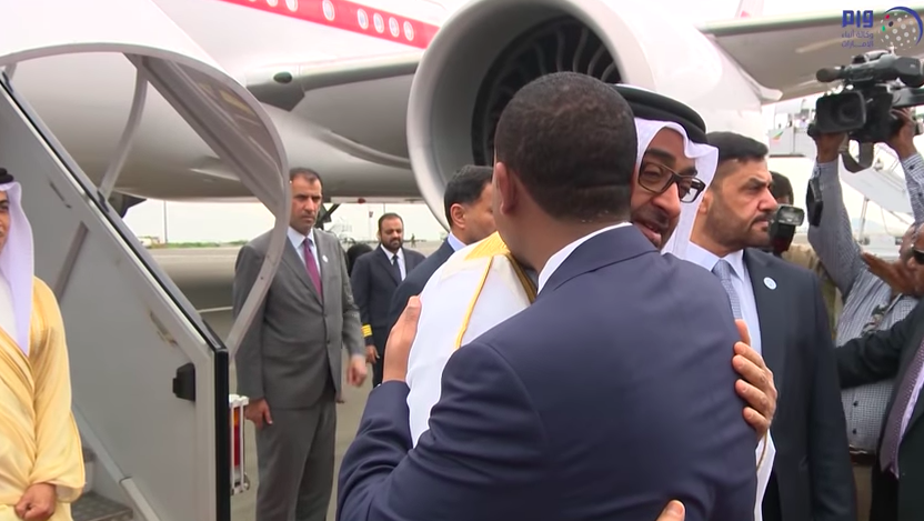 العناق بين محمد بن زايد وأبي أحمد دام أكثر من العادة