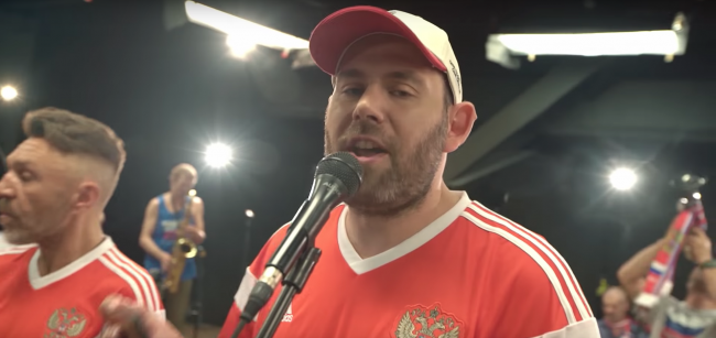 سخر من منتخب روسيا وشتم لاعبيه.. ثم عاد ليعتذر بأغنية بعد الفوز على السعودية ومصر