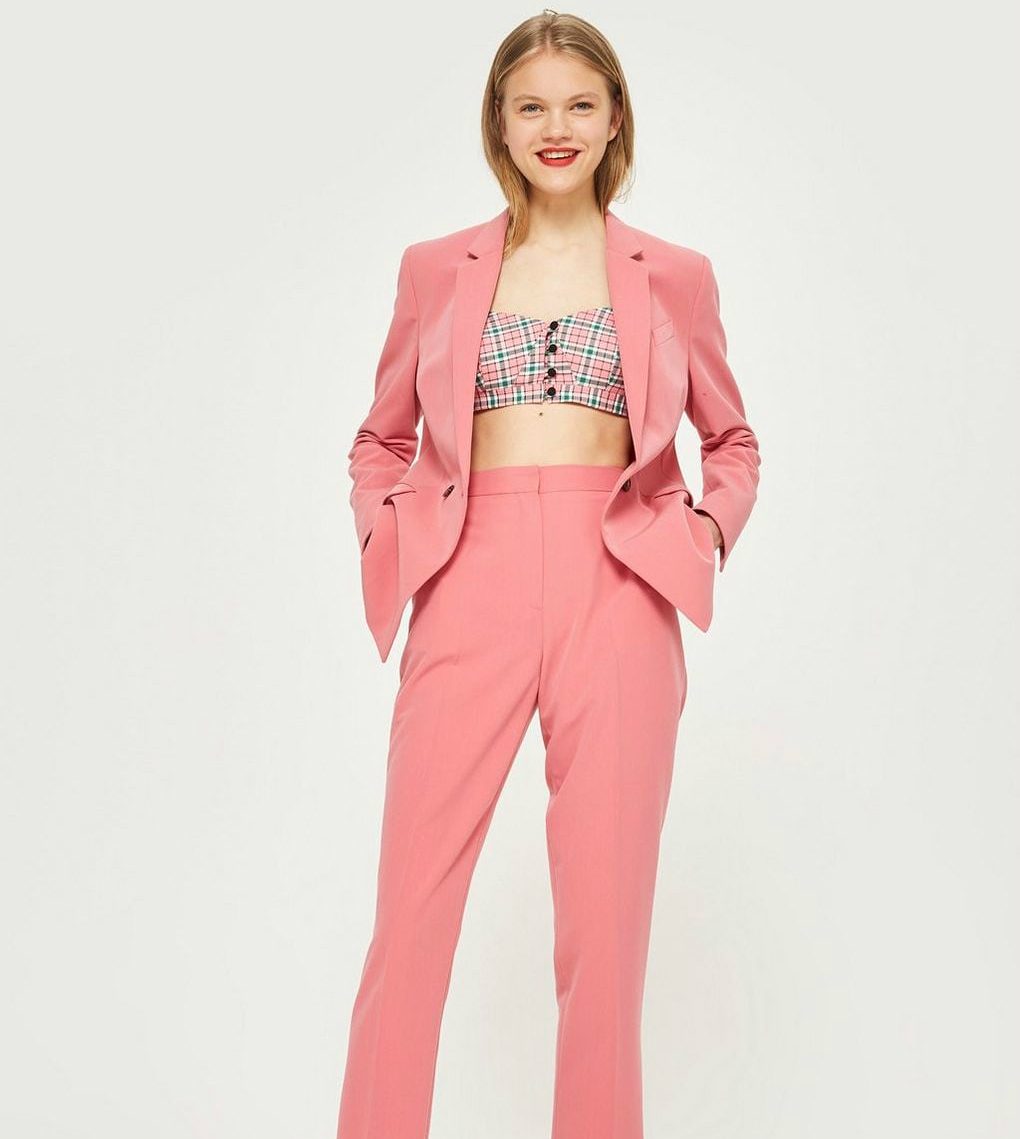 البدلة الزهرية التي تصدّرت واجهة محلات TopShop أيضاً