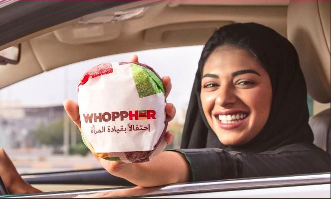 “برغر كينغ” تحتفل بالسعوديات بإهدائهن وجبات “وابر”، ما عليهن إلا أن يقدن السيارة للمطعم ويأكلن مجاناً لمدة شهر