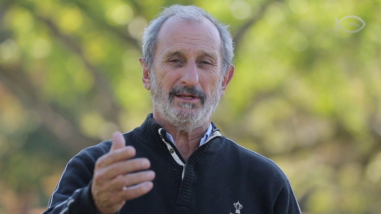 “آكل لحوم بشر” يلقي خطبةً حماسية بمنتخب أوروغواي.. لنكن واضحين، الرجل كان مضطراً!