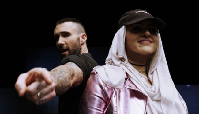 فرقة Maroon 5 تجمع مناضلةً فلسطينية وجندية إسرائيلية.. كيف قبلت الخطاطبة بالرقص مع غادوت