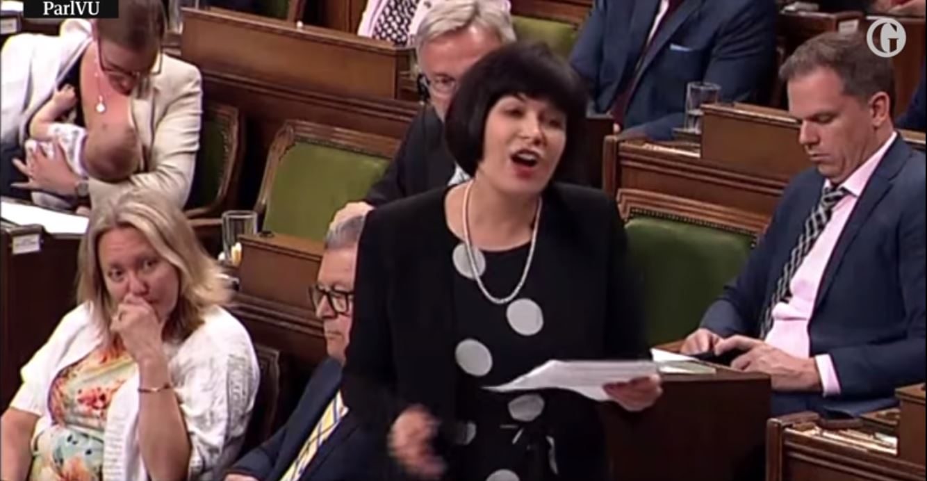 الصحافة الكندية كانت تغطي استجواب وزيرة الصحة بعد تقنين “الماريغوانا” قبل أن تهتم لشيء آخر: نائبة ترضع طفلها في جلسة البرلمان