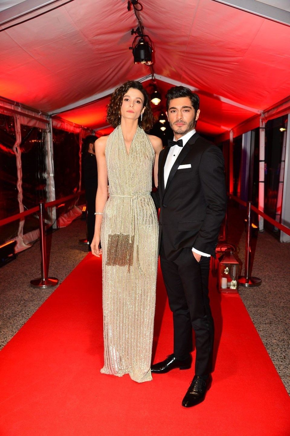 بوراك دينيز ينفي خبر انفصاله، لكن حبيبته التركية فعلت ما لم يتوقعه ووضعته في موقف محرج!