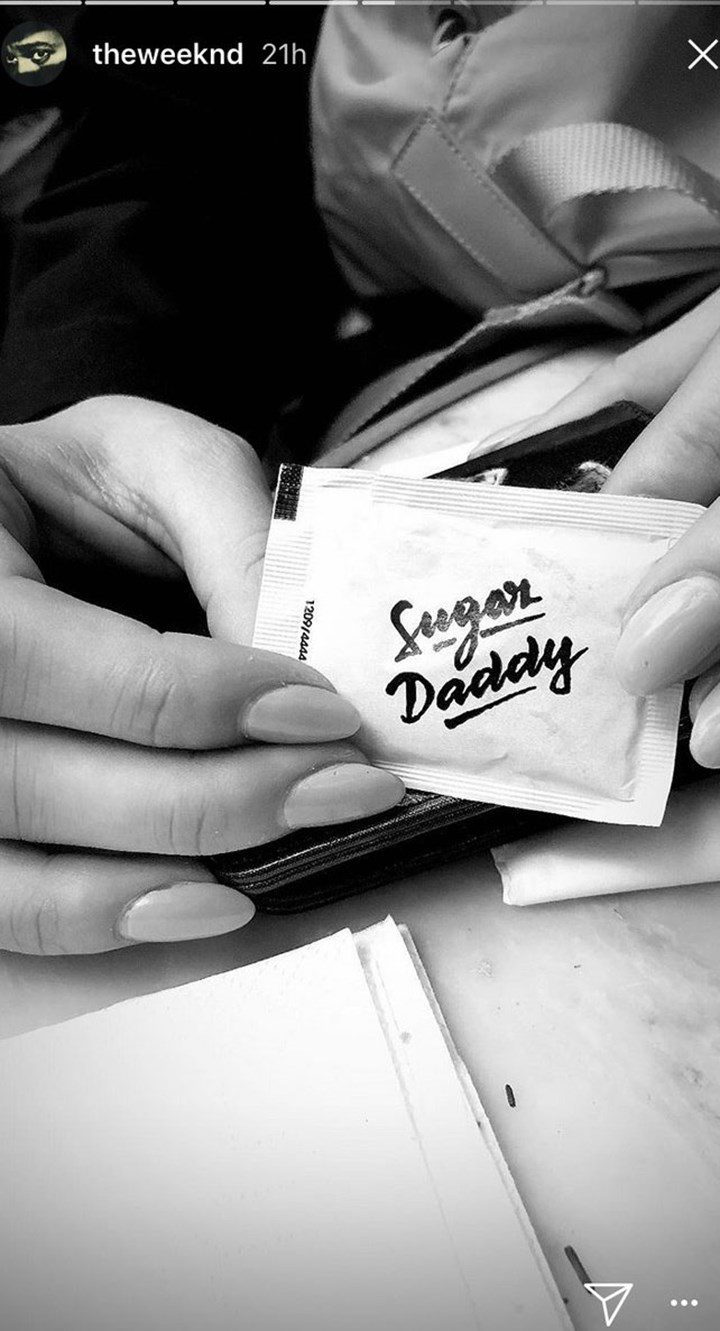 بيلا حديد تعود إلى المغني ذا ويكند.. صور جديدة للثنائي في باريس