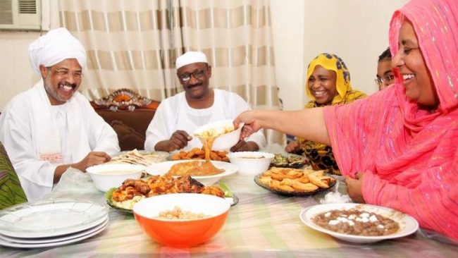 هنا ستأكل من طعام الفقير قبل الغني.. عن رمضان الذي عِشتُه في السودان