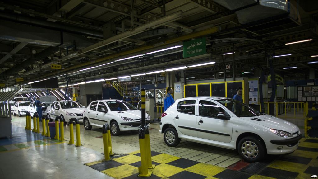 عينها على السوق الإيرانية لكنها لا تريد إغضاب أميركا، هذه حيلة شركات السيارات الفرنسية للبقاء في طهران رغم قرار ترمب