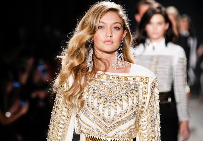 عرفنا سرّ لمعان شعر جيجي حديد، ولكن هل تستخدمه لبشرتها أيضاً؟.. زيت جوز الهند: الدواء لكل داء