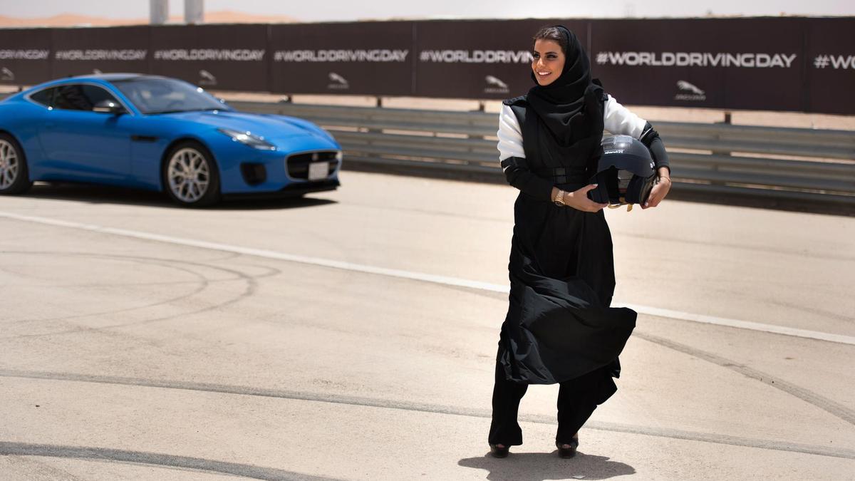 أسيل وراء مقود السيارة التاريخية، كانت قيادتها مثالية، كل شيء كان سلساً