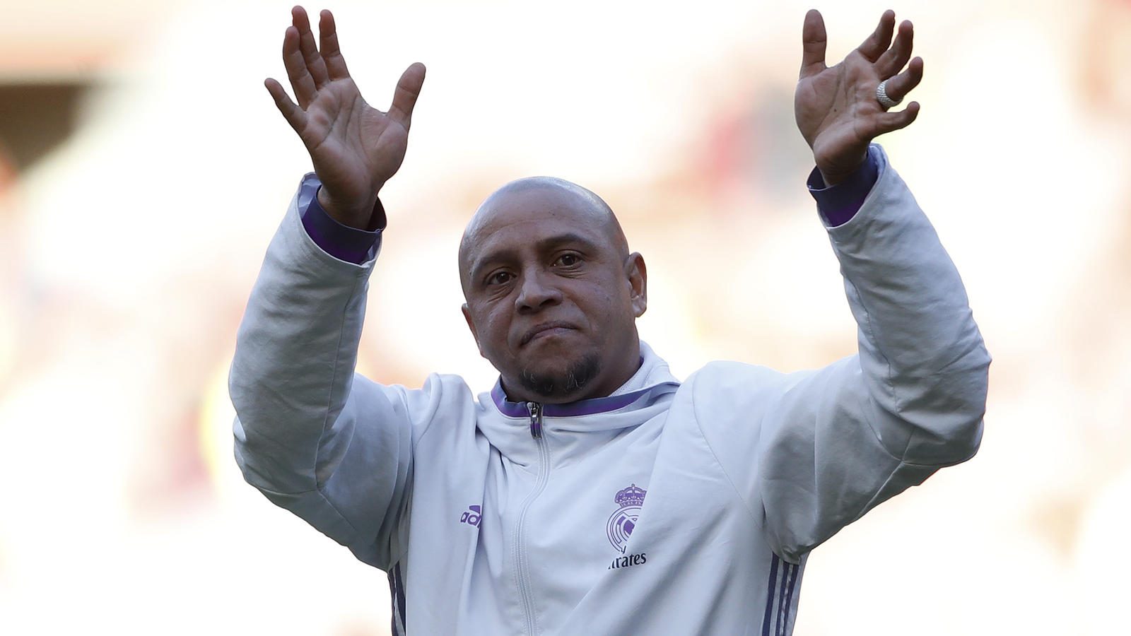 روبرتو كارلوس: الكل يتحدث عن نيمار.. لكن كوتينيو هو من يستحق الثناء!