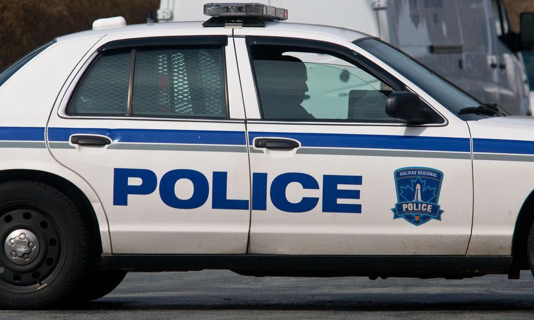 طفل يتصل بالطوارئ مرتين ليشكو تقديم والديه السَلَطة له..  الشرطة وصلت المنزل وحلّت الأمر!