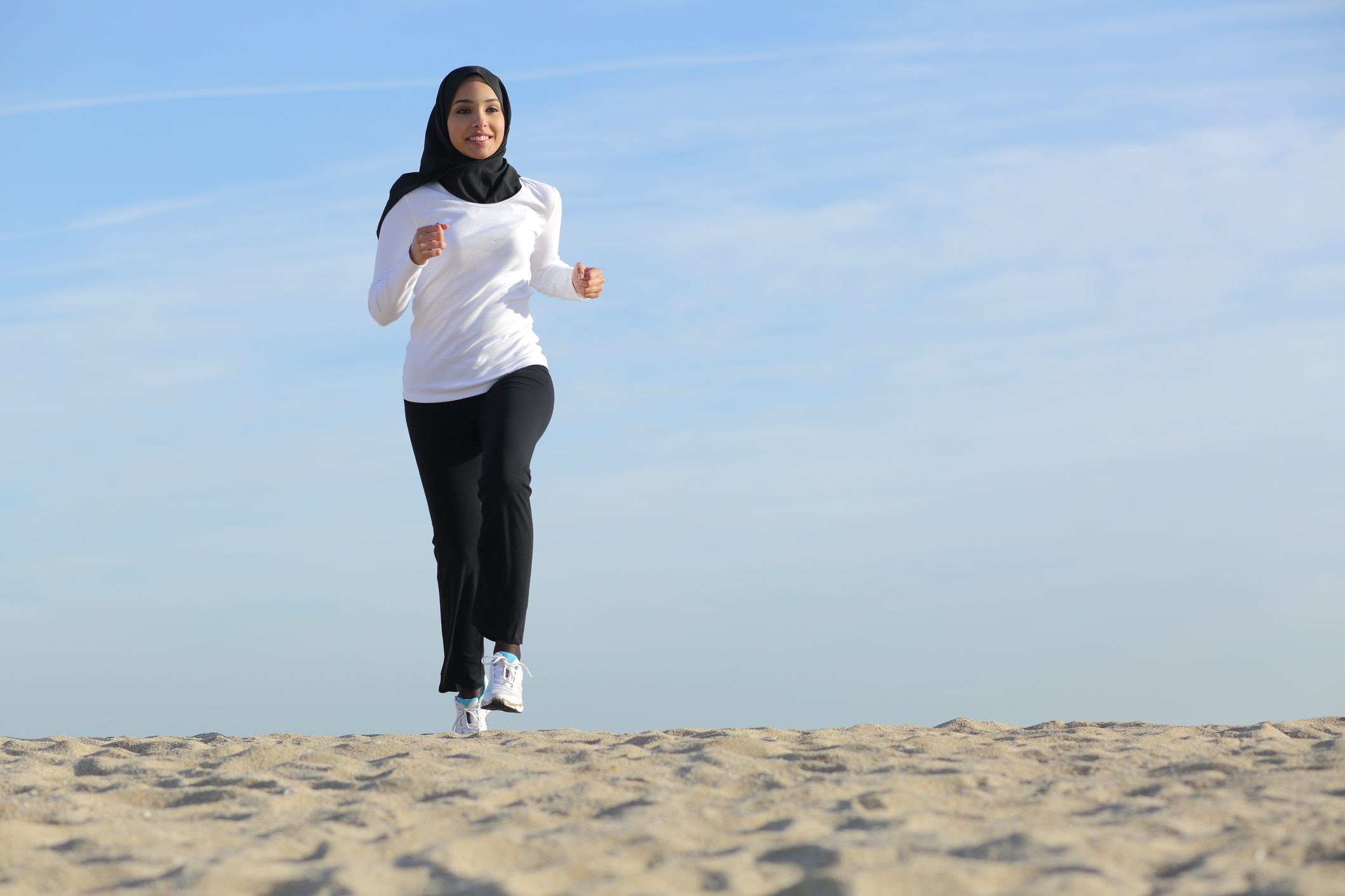 تهتم الدولة بتعليم الفتيات، وتمنحهنّ المنح الدراسية لأفضل الجامعات