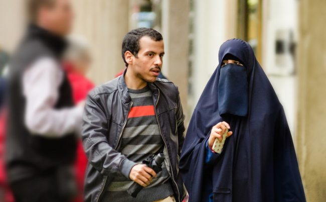 رغم أني غير مقتنعة بارتداء النقاب.. لكن هذه رسالة أوجهها لمن يطالبون بمنعه في مصر