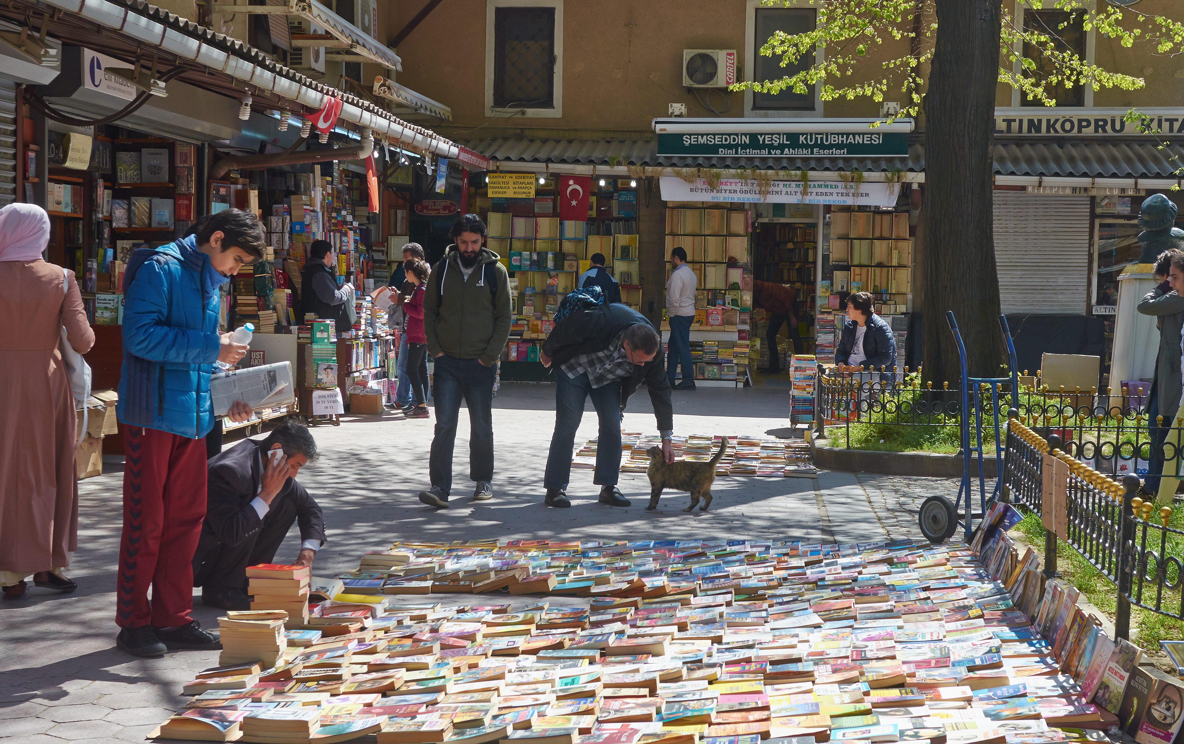 معظم طلاب مدارس إمام خطيب من المحافظين، ومع ذلك هناك طلاب من خلفيات قومية وليبرالية ويسارية