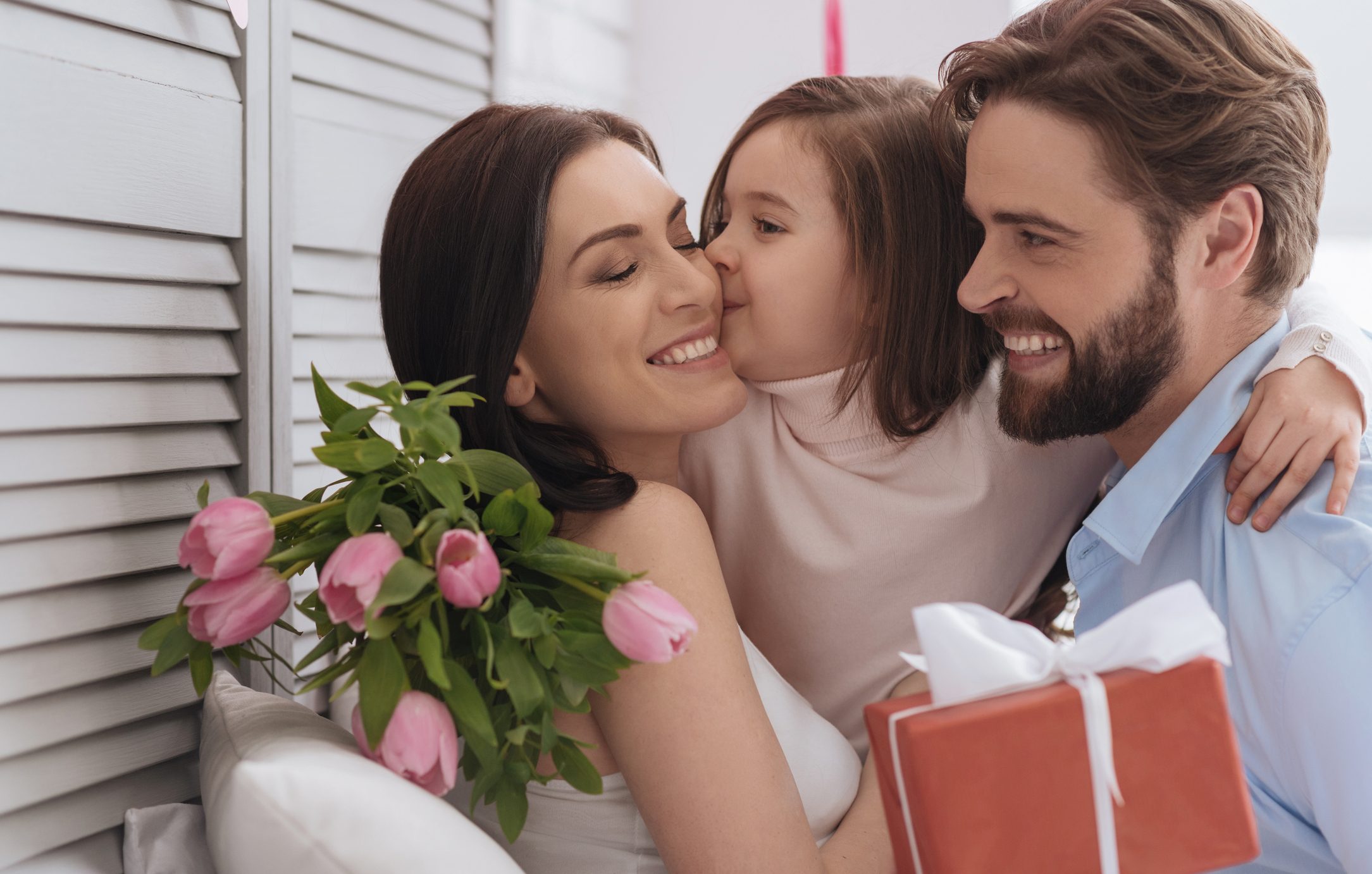 أمي وأبي.. حقاً لساني يعجز عن التعبير