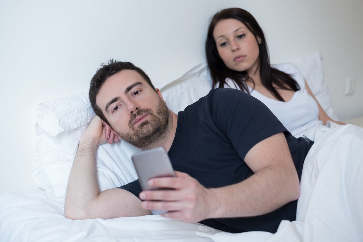 لا يتحدث ولا ينظر إلا إلى هاتفه.. هذه 7 طرق لعلاج زوجك من الخرس العاطفي