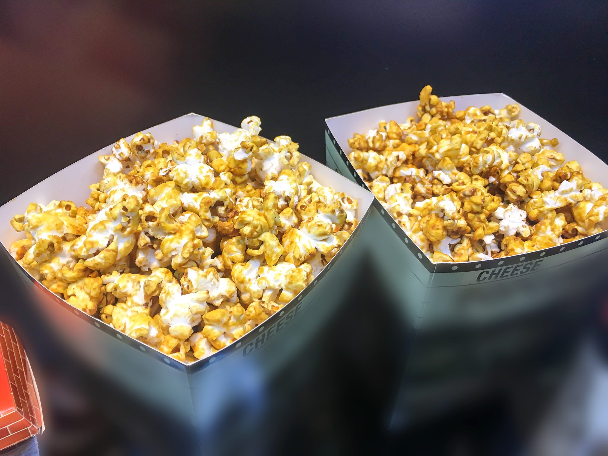 الكراميل الحلو، ومزيج البابريكا، ونكهات أخرى لذيذة.. أهلا بكم في عالم مجنون من ابتكارات الفشار