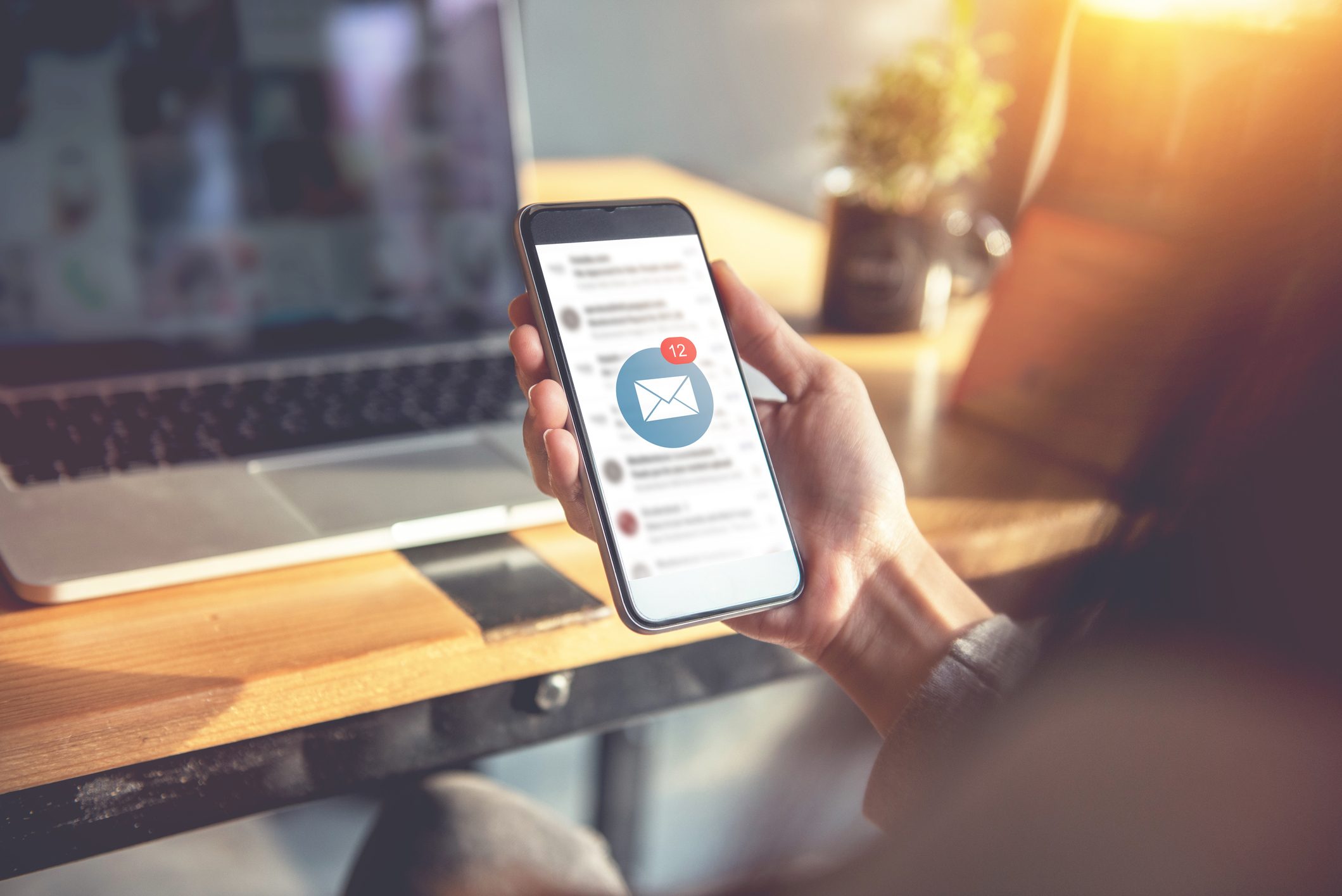 هل تشعر أن إنتاجيتك تتراجع؟ علماء يشرحون كيف تُغير إشعارات الهاتف كيمياء الدماغ.. هناك أعراض تُظهر إدمانك له