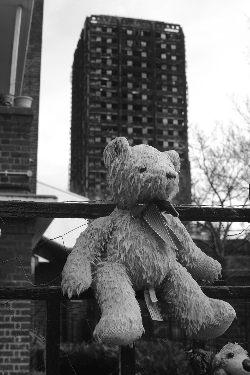 حان الوقت بعد مرور عام على حريق “غرينفيل” ببريطانيا أن تقرأ قصة هذا المسجد