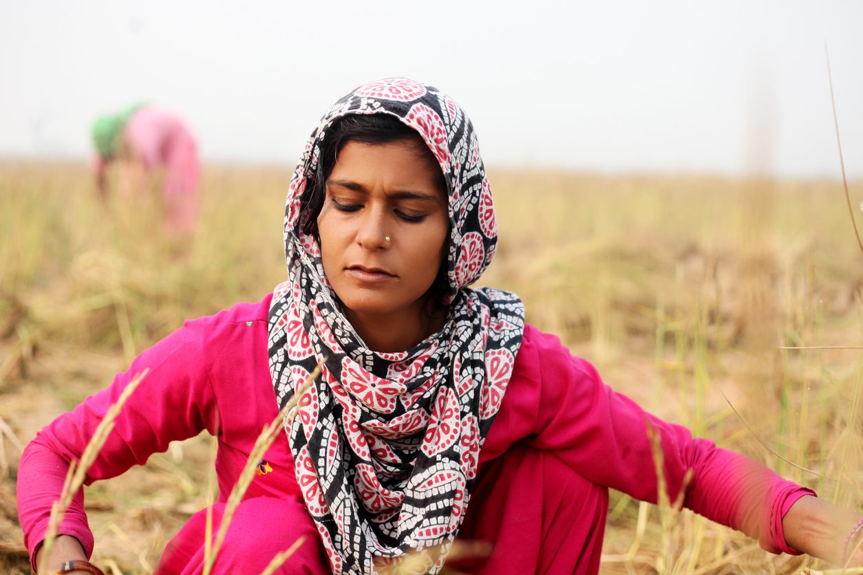 كانت صديقتي ذكية وسمَّيناها “فيلسوفة المَدرسة”.. لكن، هكذا دمّر أهلُها حياتها!