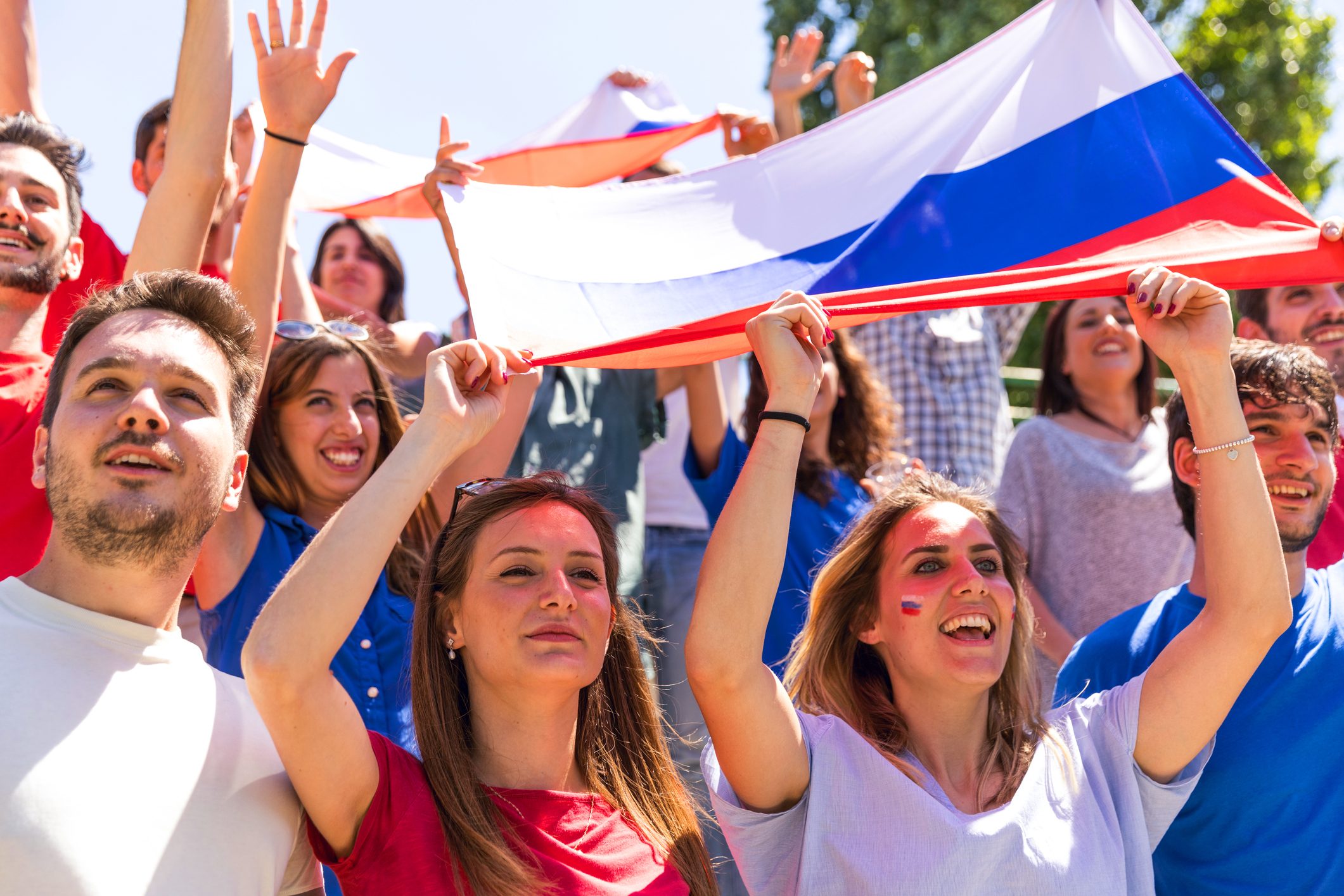 لا يبتسمون، فهذه طبيعتهم.. ولكن لن يفلح هذا مع كأس العالم.. موسكو تعلّم شعبها كيف يكسر هذه العادة!