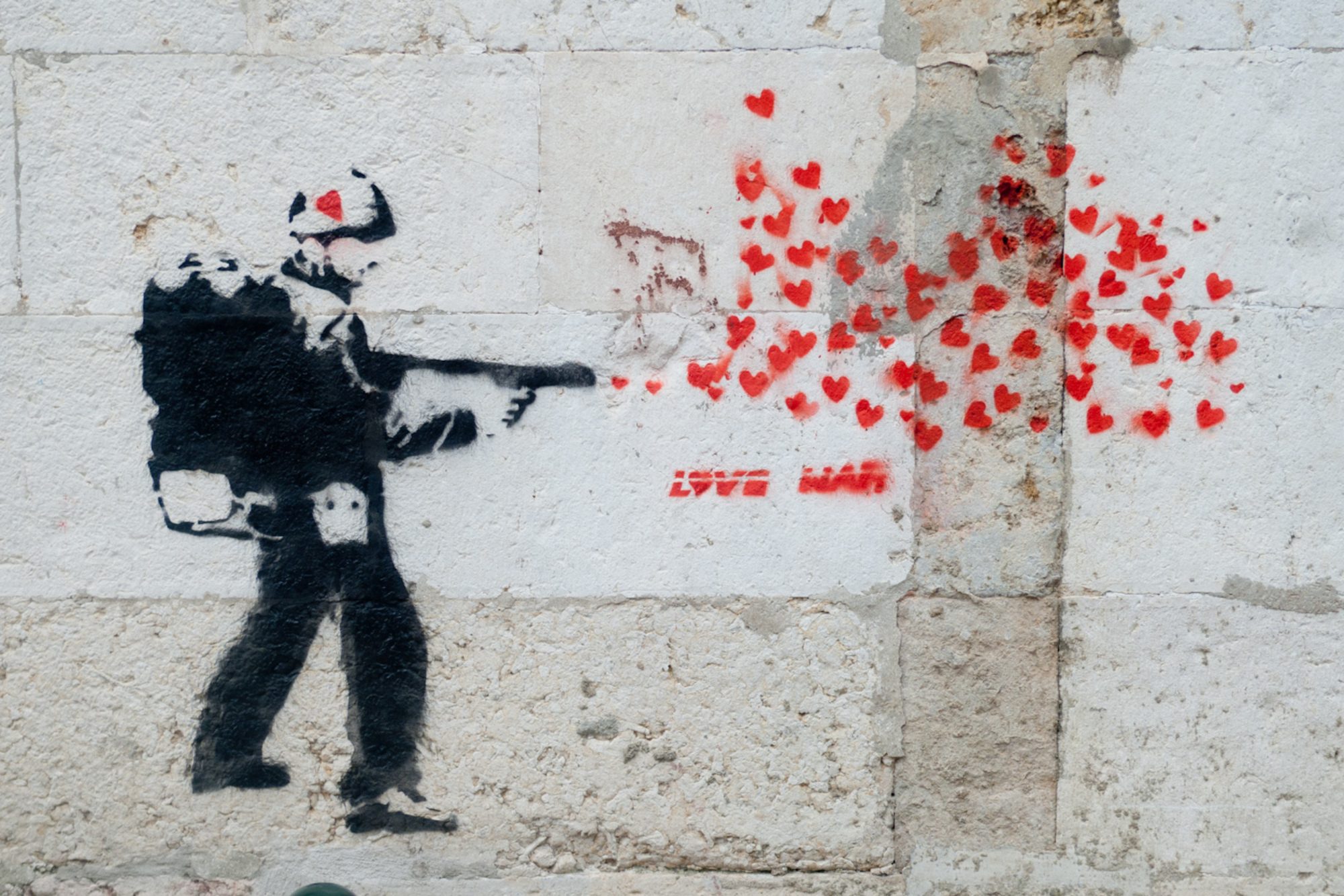 لا تقطعوا رجلي قبل زواجي!.. عن قصص الحب في بلاد القصف والحرب