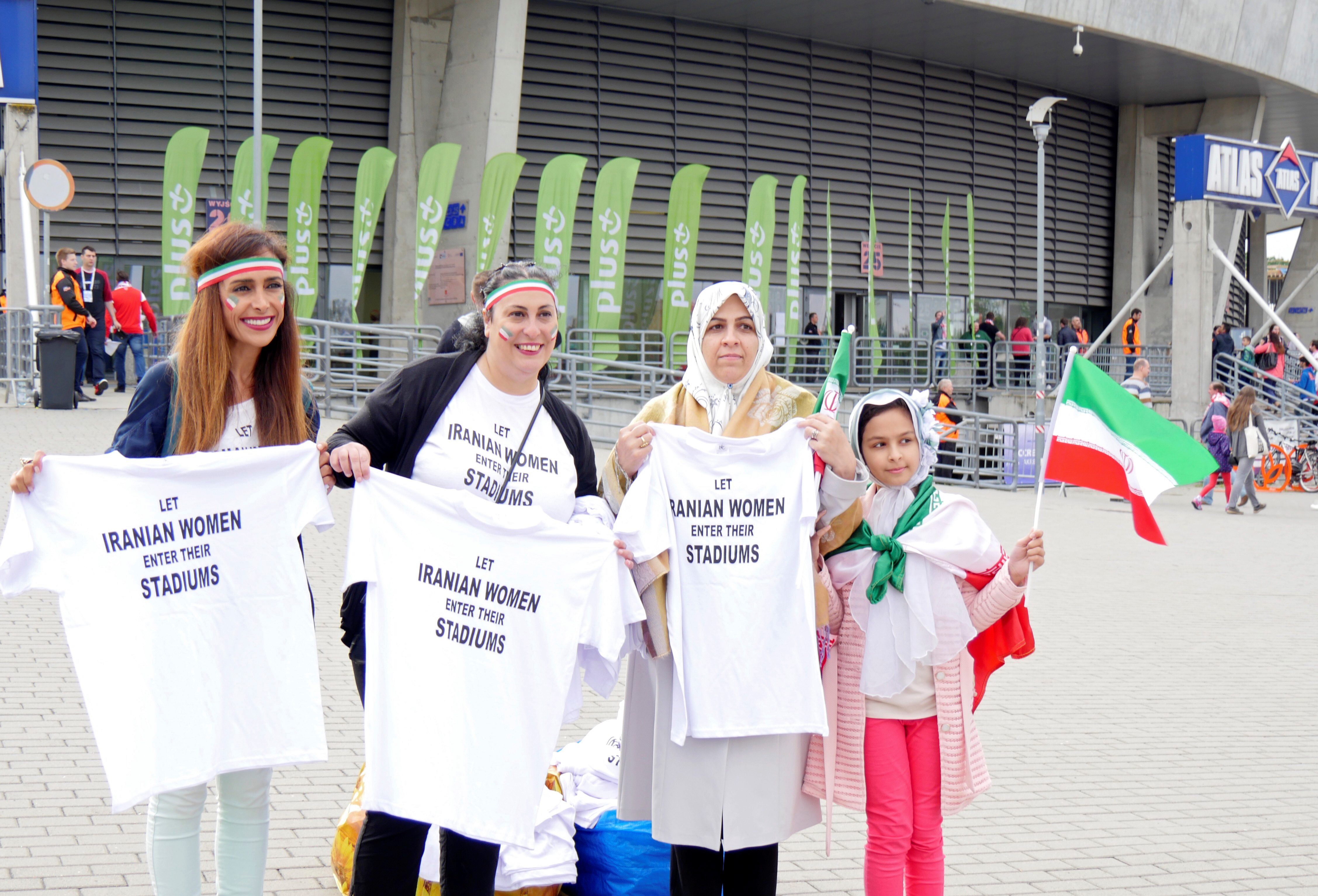 حُرمت من دخوله في بلدها وتعرضت للاعتقال والقمع بسببه.. إيرانية تكتشف عالَماً جديداً في مونديال روسيا أشعرها بالصدمة