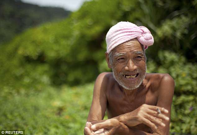 ترك منزله الحديث وذهب إلى جزيرة ليعيش فيها بمفرده وهو عار منذ 30 عاماً!.. قصة الرجل الياباني الذي هجر الحضارة وبحث عن الطبيعة