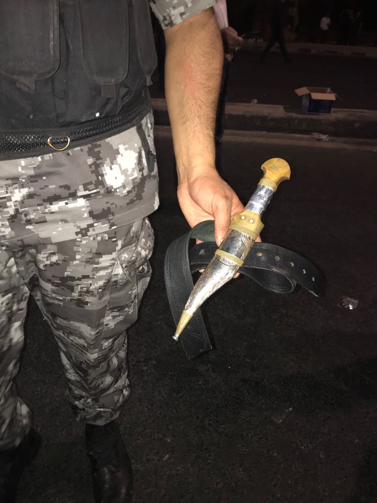 بالصور.. طعن رجل درك أردنيٍّ بخنجر قرب مقر الحكومة بعمّان