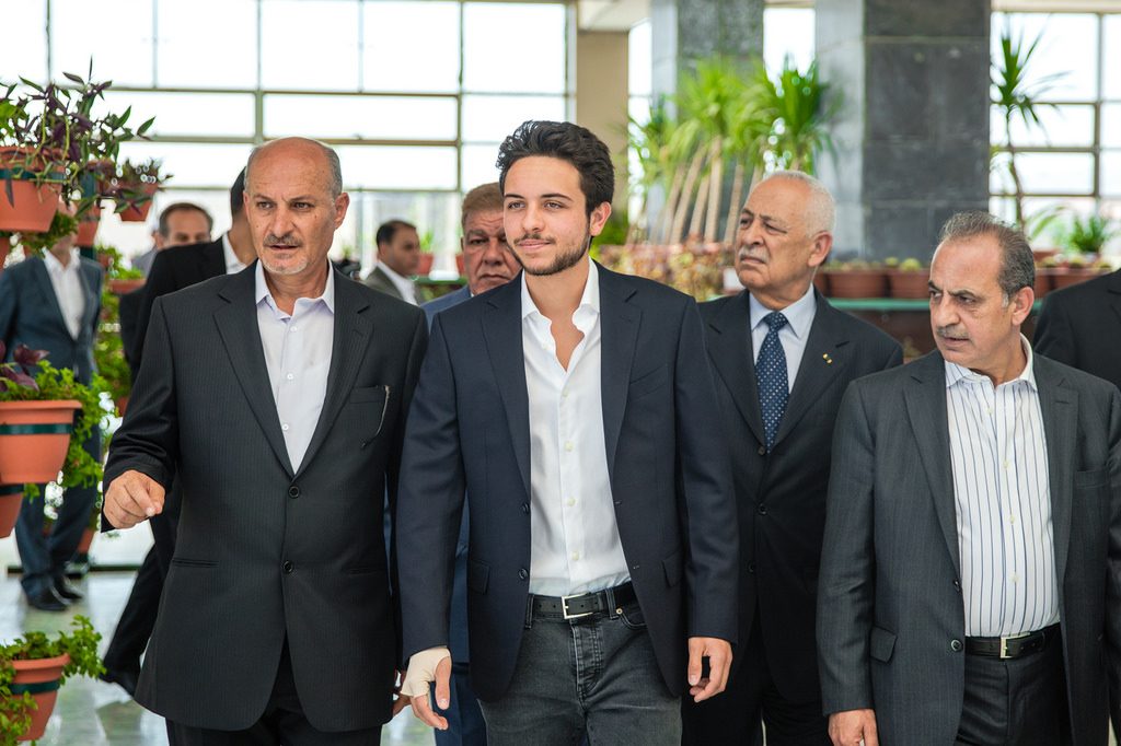 عمره 23 عاماً ويدير حساباته الاجتماعية بنفسه، ويعتبر نفسه قريباً من شباب بلاده.. ولي العهد الأردني يخطف الأضواء أثناء استقباله الأمير وليام