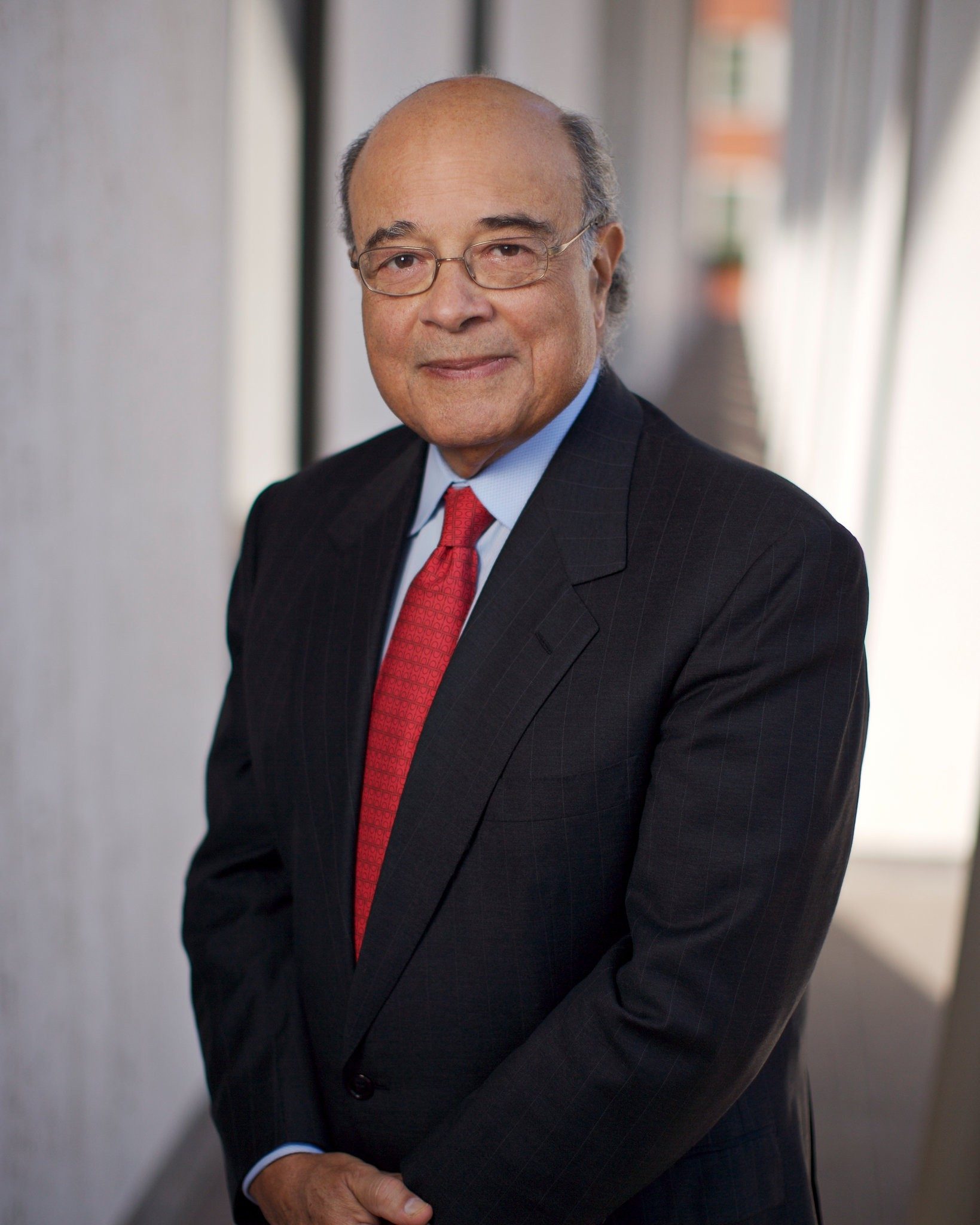 لَم يعرفه أحد في وطنه حتى مات.. من هو العالم المصري الذي نعاه بيل غيتس؟