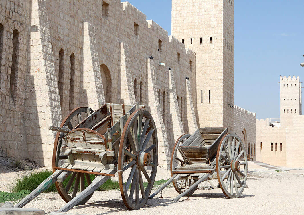 صورة لقطع أثرية بجوار أحد المتاحف/ رويترز