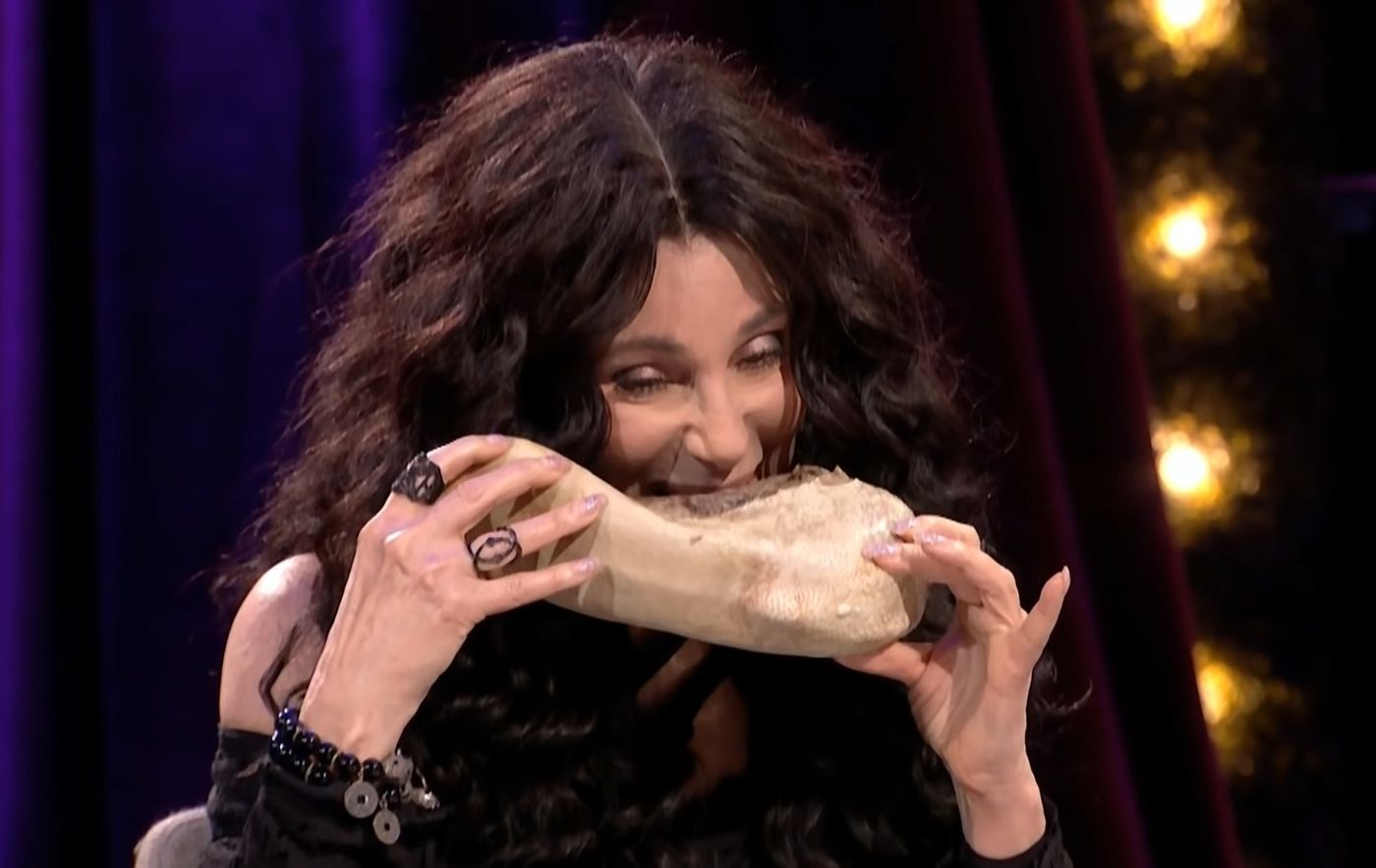 إمّا أن تُجيبي أو تأكلي هذا الشيء.. المغنية الأميركية شير لم تستطع أن تجد أمراً جيداً واحداً عن ترمب، فأكلت لسان بقرة!