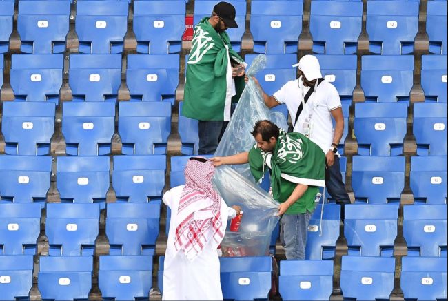 “كوكب اليابان” ليس وحده.. السعوديون أيضاً ينظفون الملاعب في مباريات كأس العالم