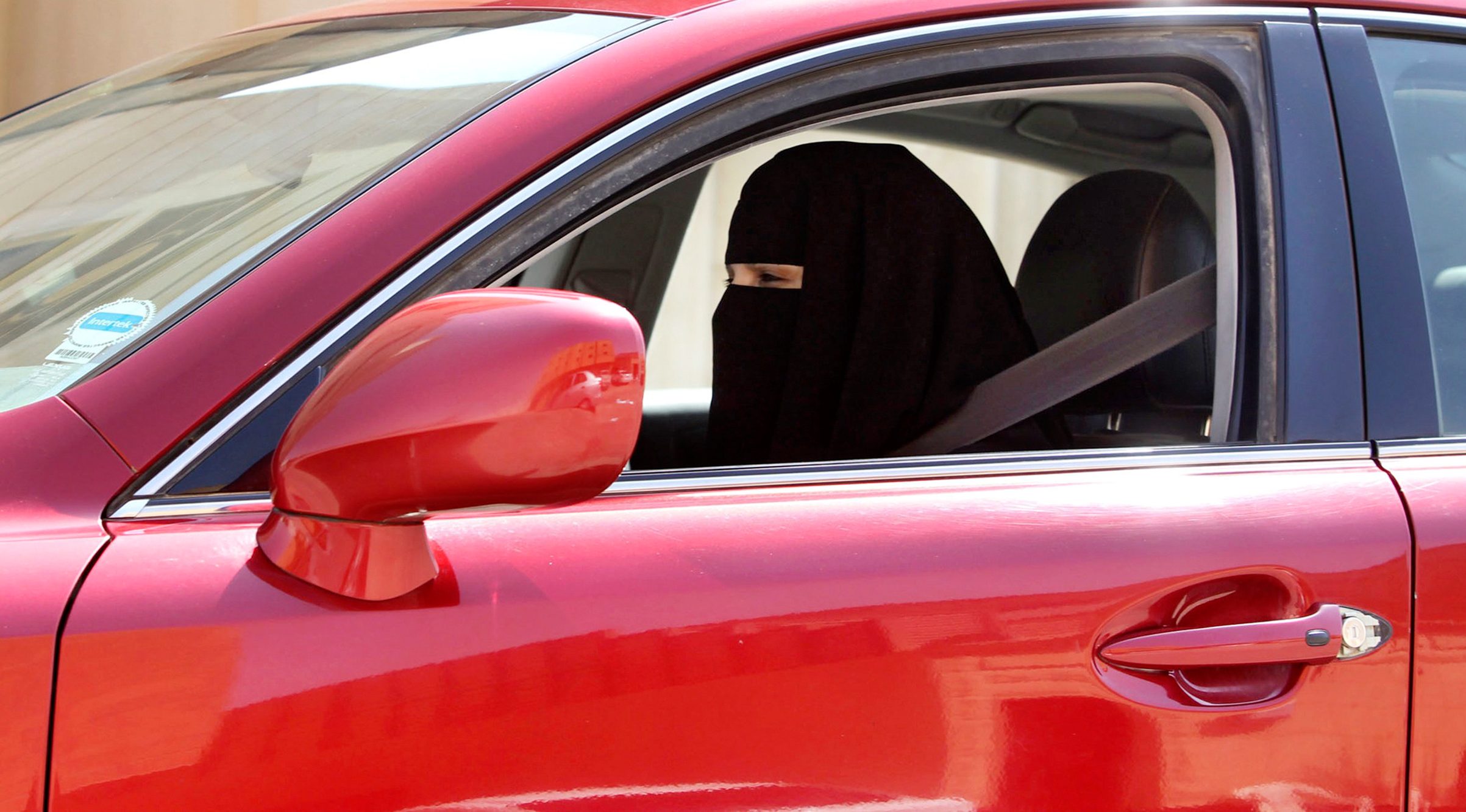 لهذه الأسباب قيادة المرأة السعودية للسيارة قد يضرها