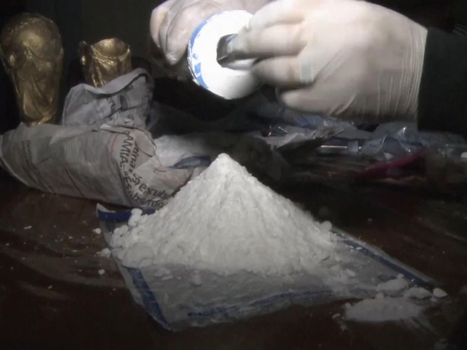 بالصور.. الأرجنتين تلقي القبض على عصابة تخفي المخدرات في تذكارات لكأس العالم