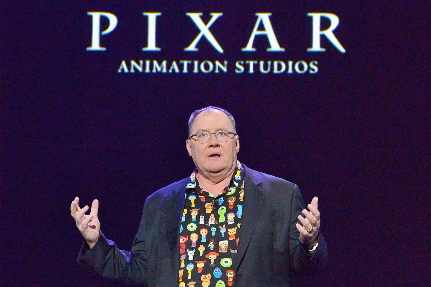 حتى مبدع Frozen، وZootopia، وIncredibles متحرش!! رائد الرسوم المتحرّكة جون لاسيتر يستقيل من “ديزني” في أعقاب حملة #Metoo