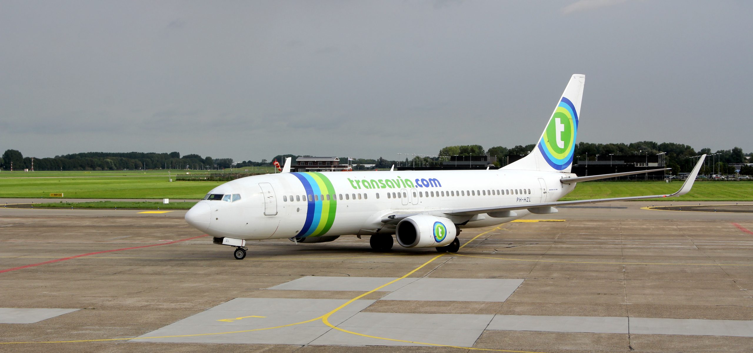 هبوط اضطراري لطائرة بسبب رائحة أحد الركاب الكريهة! لم يقدموا الطعام للمسافرين، وحجزوه في المرحاض لكن الأمر لم يفلح