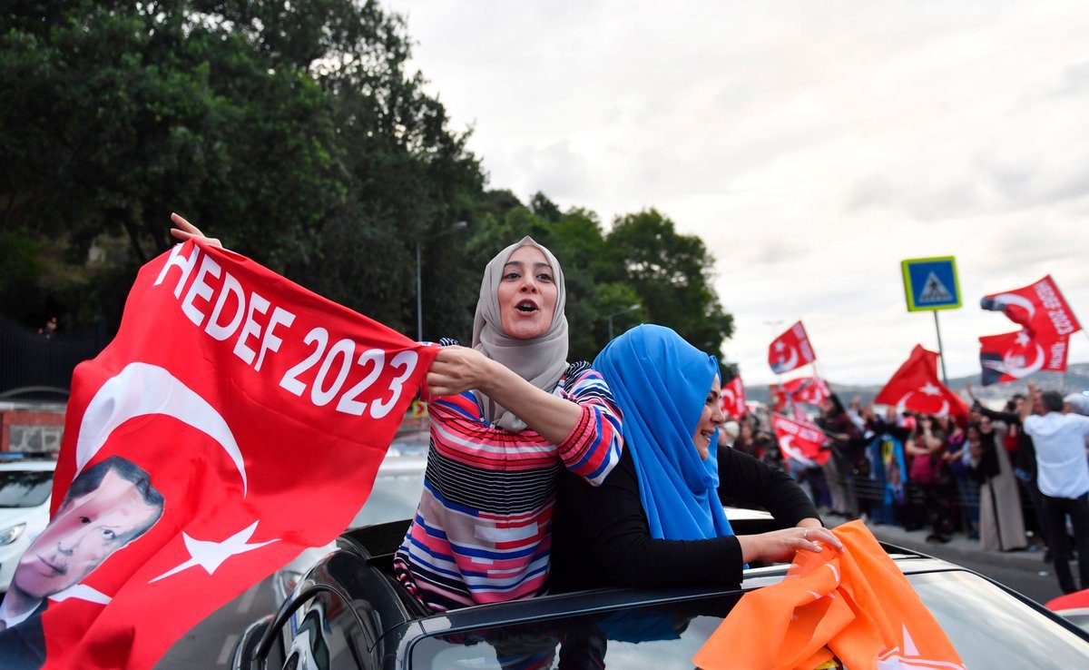 آلاف الأتراك يحتفلون بفوز أردوغان بالانتخابات الرئاسية.. شاهد