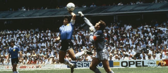 تعالوا نتخيّل: ماذا لو استُخدمت تقنية الفيديو المساعد للحكم منذ كأس العالم 1986؟