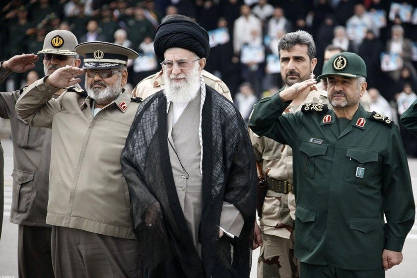 المرشد الإيراني علي خامنئي، وقادة الحرس الثوري