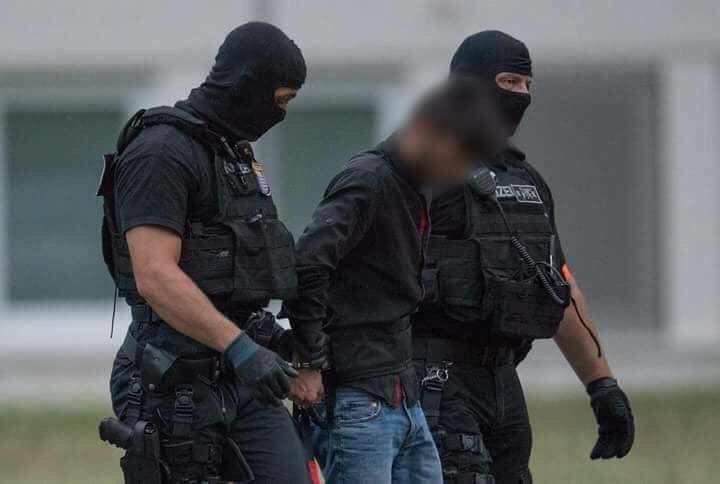 لحظة وصول علي بشار المتهم بالقتل إلى ألمانيا