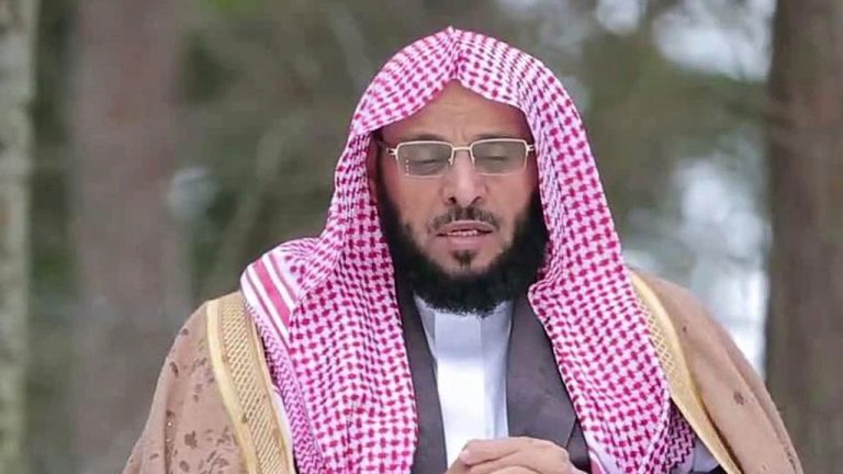 الدعاء الذي لم ينتبه له كثيرون.. نشره عائض القرني قبل أيام، ولم يغضب أحد.. فلماذا هاجموا عمرو خالد؟