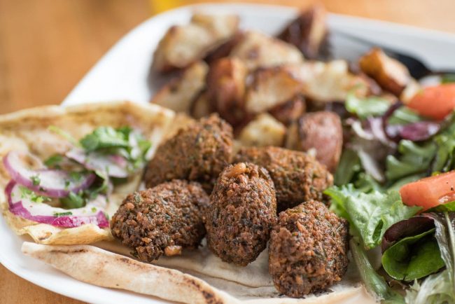 لا بيرة إفريقية، ولا هوت دوغ أيسلندي ولا غيره.. هكذا يشاهد مشجعو “الفراعنة” كأس العالم مع وجبة الفطور المصرية هذه!