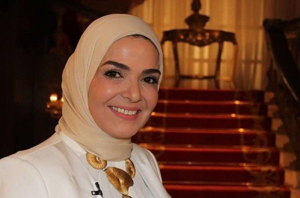 “شيرين كانت بتنام في المحاضرات.. وده كان شرطي لحضور فرح بنتي”..  منى عبد الغني تكشف تفاصيل عن حياتها