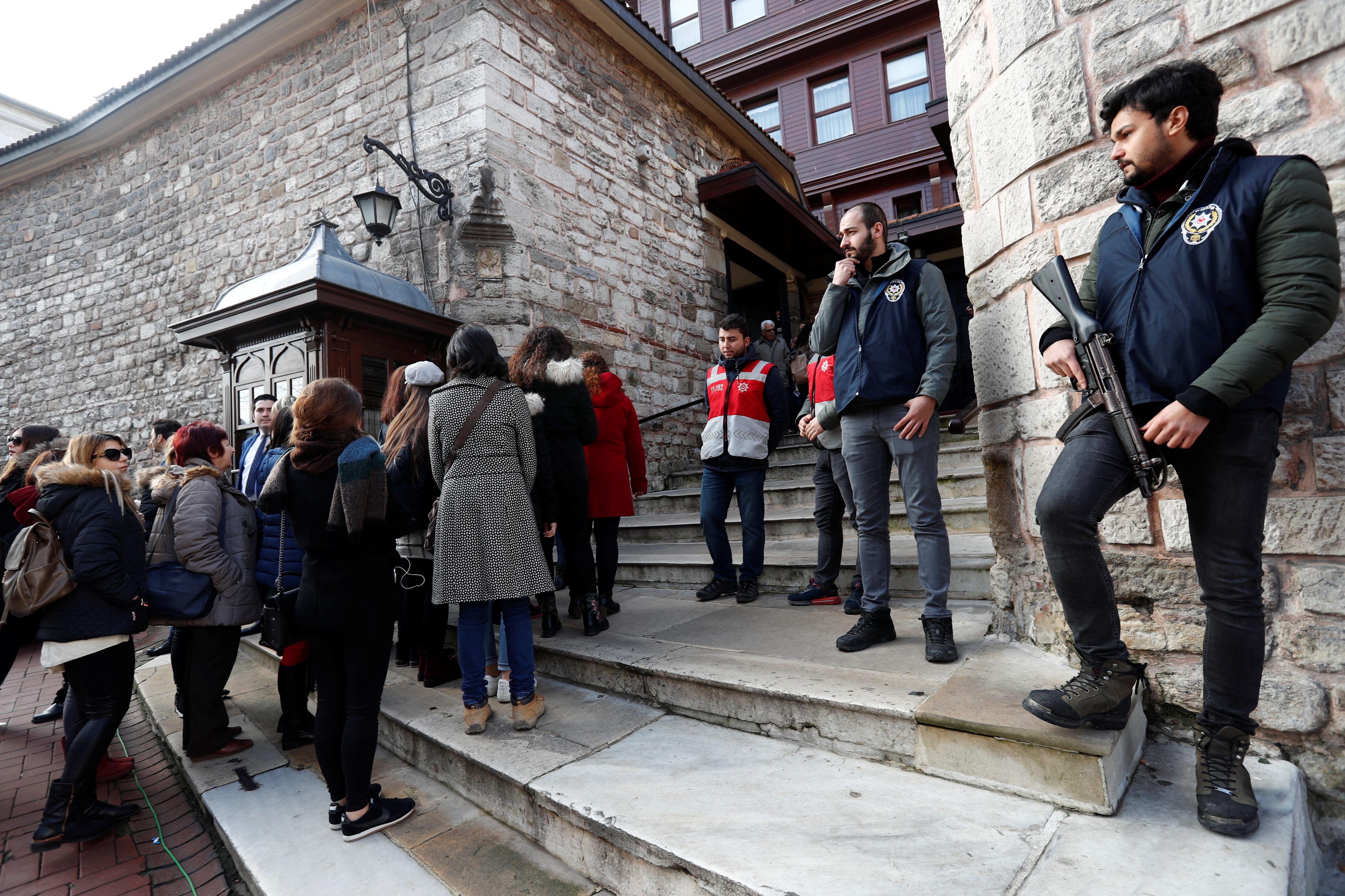 ارتدى معطفاً في عز الصيف ومنح المال للمتسولين بسخاء فأثار شكوك الشرطة.. اعتقال سائح مغربي في إسطنبول (فيديو)