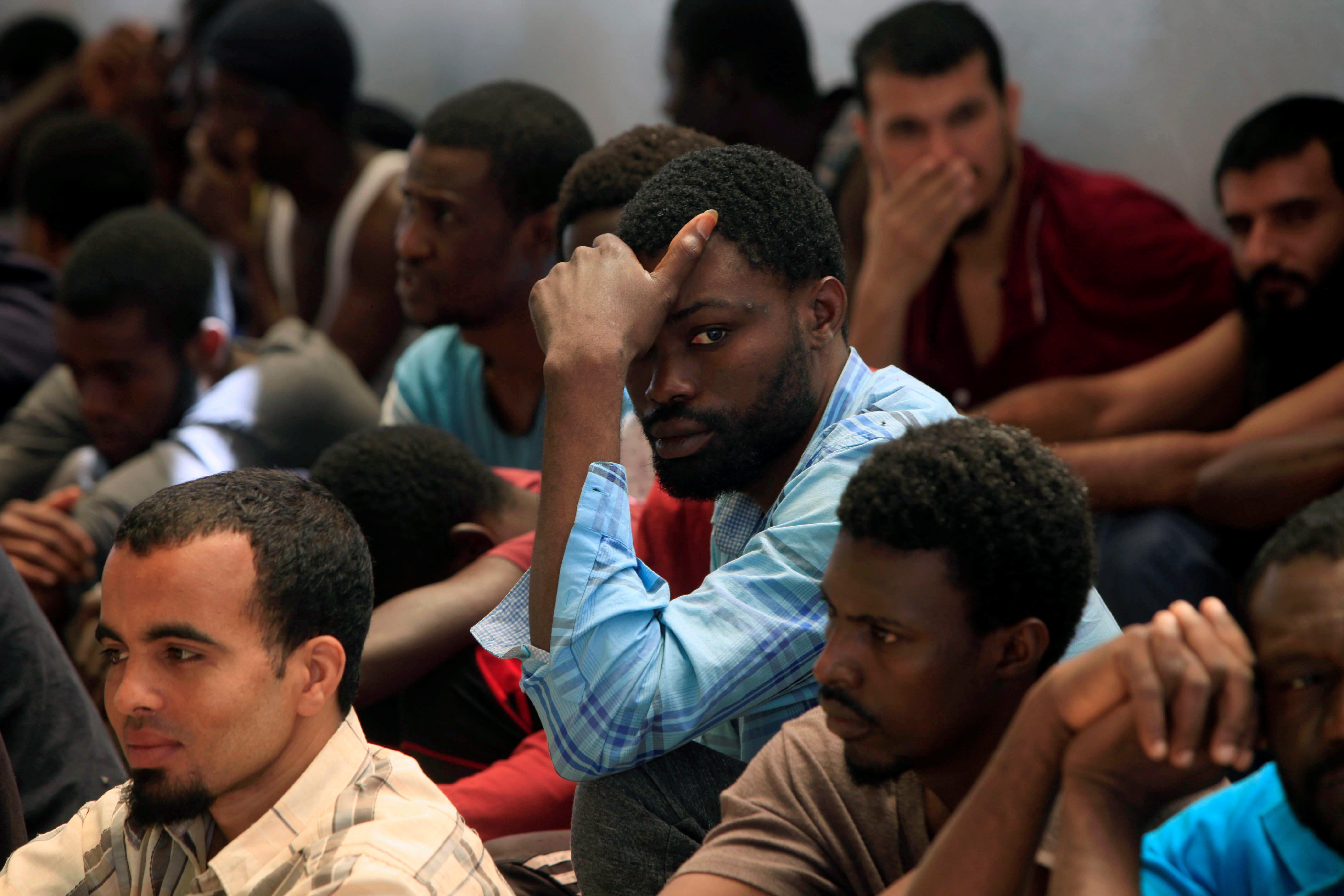 مصرع 8 مهاجرين بينهم مغاربة في ليبيا.. احتُجزوا إلى جانب 100 آخرين بشاحنة لنقل الأسماك واللحوم