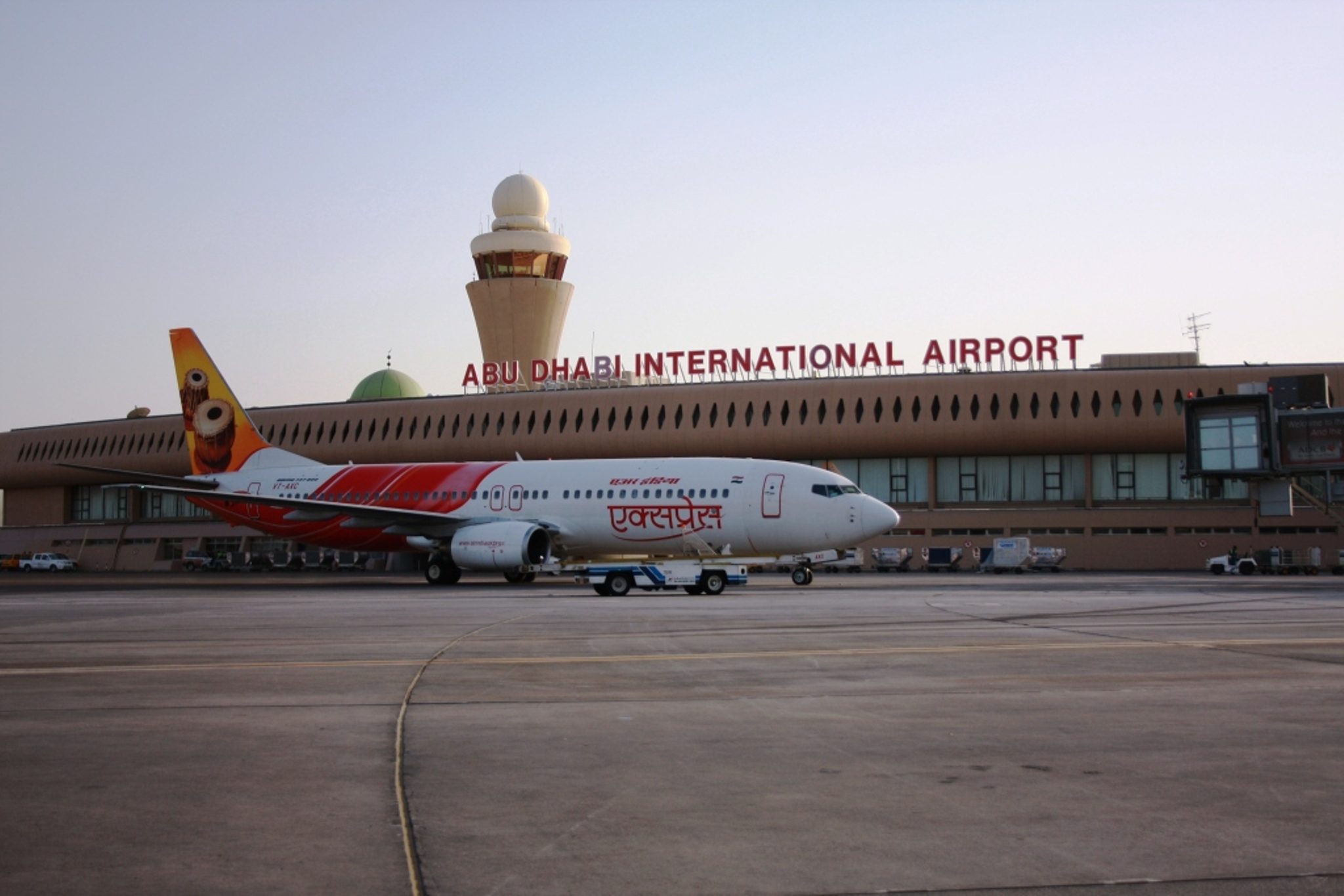 الحوثيون يُعلنون شن غارات على مطار أبوظبي، والإمارات تنفي وتقول: العمليات تسير بشكل طبيعي