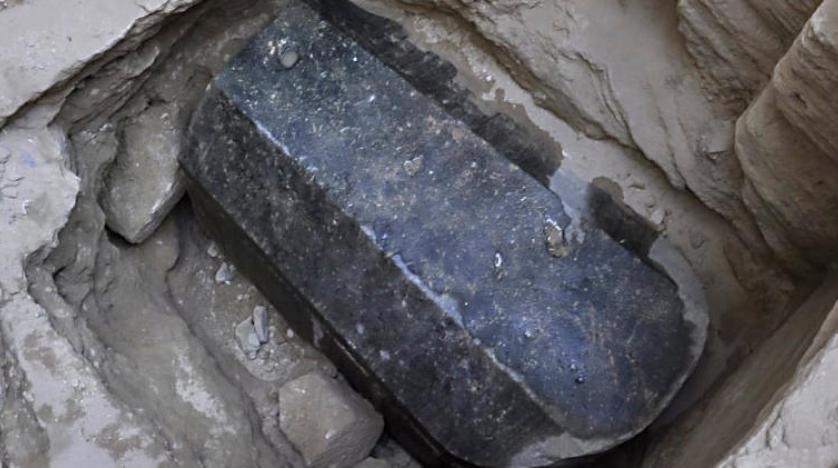 ليس للإسكندر الأكبر ولا وجود للزئبق الأحمر، بل مياه صرف صحي.. أخيراً التابوت الأثري بالإسكندرية لـ”دفنة عائلية”